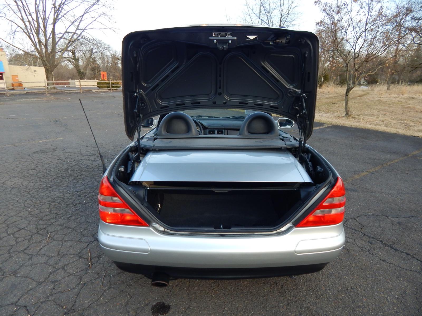 2000 Silver /Black Leather Mercedes-Benz SLK SLK230 (WDBKK47F2YF) with an 2.3L 4 cylinder supercharged engine, Automatic transmission, located at 6528 Lower York Road, New Hope, PA, 18938, (215) 862-9555, 40.358707, -74.977882 - Photo #24